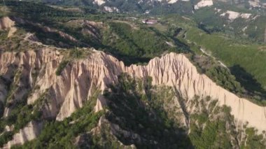 Rozhen kum piramitlerinin hava günbatımı manzarası, Blagoevgrad bölgesi, Bulgaristan