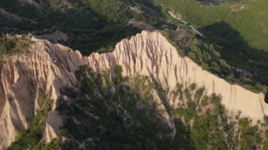 Rozhen kum piramitlerinin hava günbatımı manzarası, Blagoevgrad bölgesi, Bulgaristan