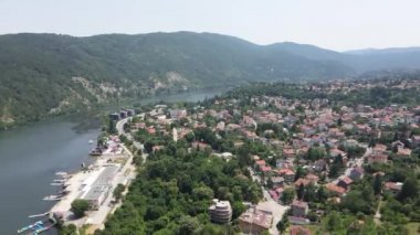 Pancharevo Gölü 'nün havadan yaz manzarası, Sofya şehir bölgesi, Bulgaristan