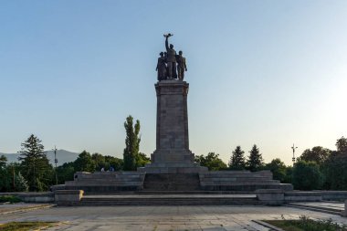 SOFYA, BULGARIA - 30 Temmuz 2021: Bulgaristan 'ın Sofya kentindeki Sovyet Ordusu Anıtı' nın günbatımı