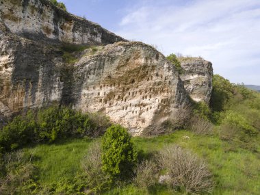 Kovan Kaya 'nın hava manzarası - Rodop Dağları' ndaki Antik Trakya mabedi, Haskovo bölgesi, Bulgaristan