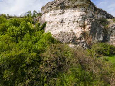 Kovan Kaya 'nın hava manzarası - Rodop Dağları' ndaki Antik Trakya mabedi, Haskovo bölgesi, Bulgaristan