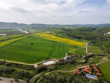 Arda Nehri, Bulgaristan 'ın Haskovo Bölgesi' nin Pchelari köyü yakınlarındaki Doğu Rodoplardan geçiyor.