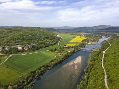 Arda Nehri, Bulgaristan 'ın Haskovo Bölgesi' nin Pchelari köyü yakınlarındaki Doğu Rodoplardan geçiyor.