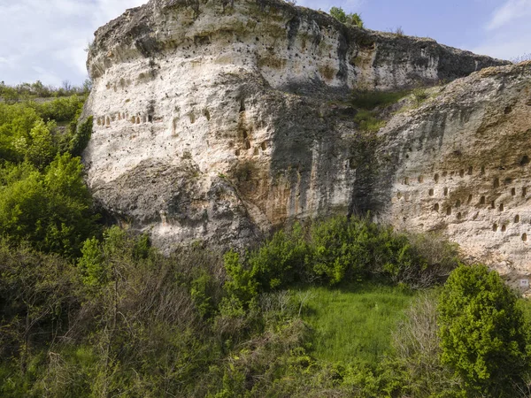 Kovan Kaya 'nın hava manzarası - Rodop Dağları' ndaki Antik Trakya mabedi, Haskovo bölgesi, Bulgaristan
