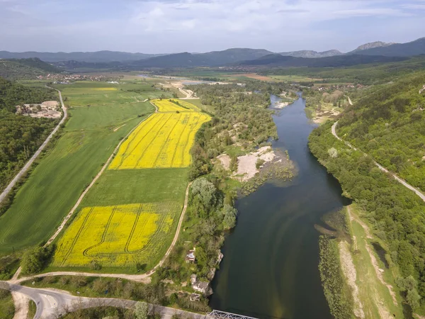 Arda Nehri, Bulgaristan 'ın Haskovo Bölgesi' nin Pchelari köyü yakınlarındaki Doğu Rodoplardan geçiyor.