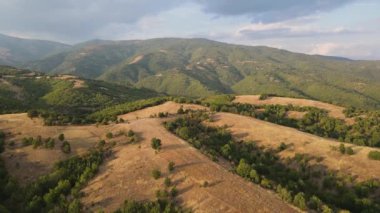 Bulgaristan 'ın Blagoevgrad bölgesindeki Ograzhden Dağı' nın hava gün batımı manzarası