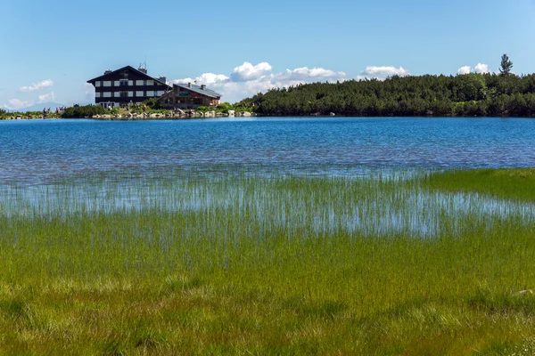 Lake Bezbog ve Bezbog kulübe, Pirin Dağı — Stok fotoğraf