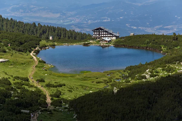 Lake Bezbog en de Bezbog hut, Pirin-gebergte — Stockfoto