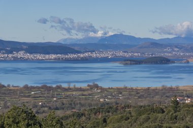 Panoramik manzaralarını sunan Yanya Gölü, Epirus