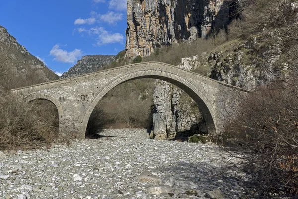 桥的 Misios、 Vikos 峡谷和品都斯山脉，Zagori，伊庇鲁斯 — 图库照片