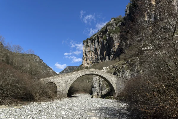 Мост Мисиос, ущелье Викос и горы Пинд, Загори, Эпир — стоковое фото