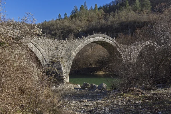 Most Plakidas nebo Kalogeriko, pohoří Pindus Zagori, Epirus — Stock fotografie