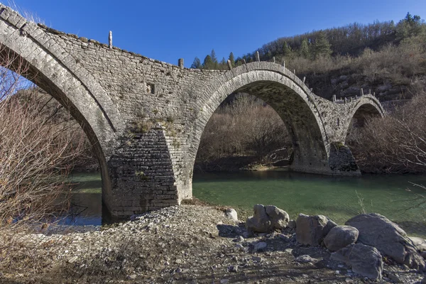 桥的 Plakidas 或 Kalogeriko，品都斯山脉，Zagori，伊庇鲁斯 — 图库照片