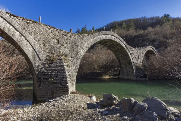 Мост Плакидас или Калогерико, горы Пинд, Загори, Эпир — стоковое фото