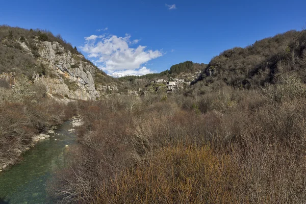 Kipoi Dorf und Gebirgsfluss, Pindus Berge, Zagori, Epirus — Stockfoto