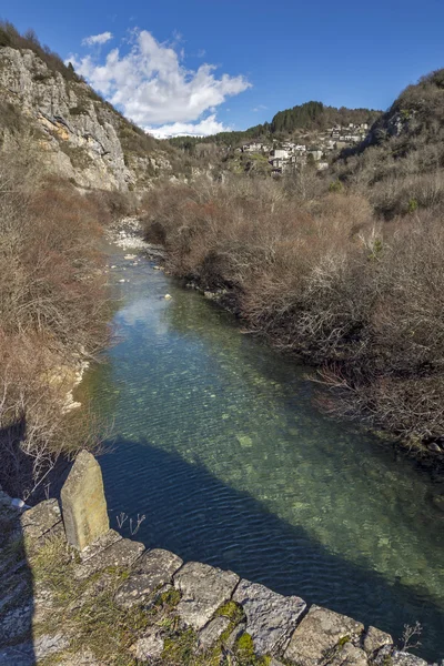 Kipoi Dorf und Gebirgsfluss, Pindus Berge, Zagori, Epirus — Stockfoto