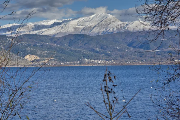 Jezero Ioannina a pohoří Pindos, Epirus — Stock fotografie