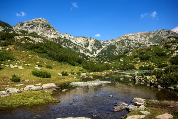 Puncak Hvoynati dan Sungai Gunung, Gunung Pirin — Stok Foto