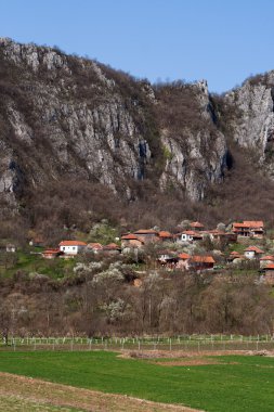 Vlasi Köyü ve kaya oluşumu Panoraması