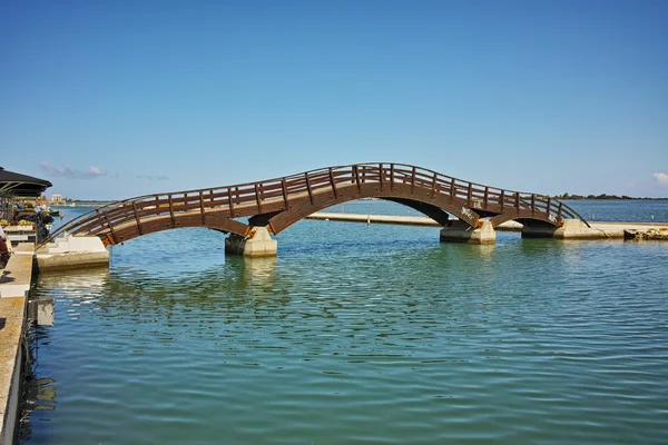 Puente sobre el mar en la ciudad de Lefkada, Islas Jónicas — Foto de Stock