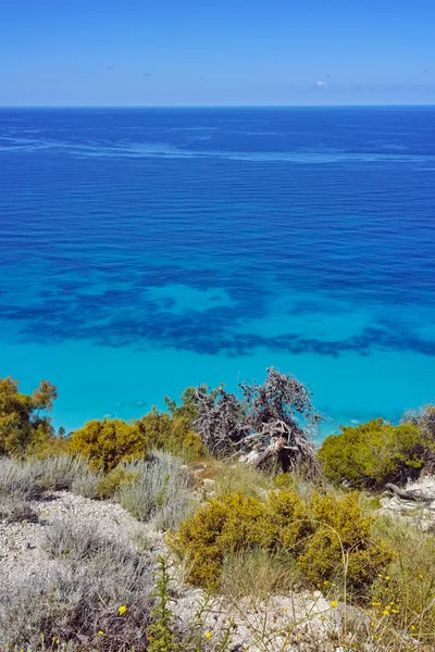 Águas azuis do mar ionian, perto da vila de Agios Nikitas, Lefkada, ilhas ionian — Fotografia de Stock