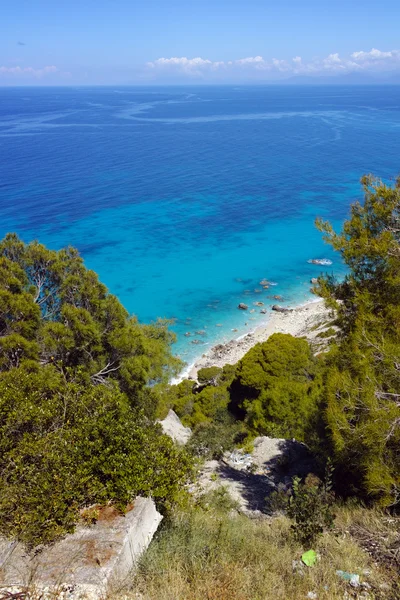 Acque blu della spiaggia di Kokkinos Vrachos, Lefkada, Isole Ionie — Foto Stock