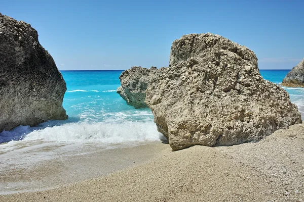 Modré vody pláž Megali Petra, Lefkada, Jónské ostrovy — Stock fotografie