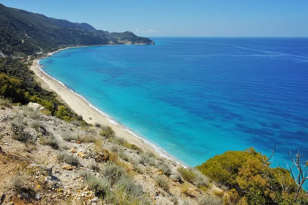 Águas azuis do mar ionian, perto da vila de Agios Nikitas, Lefkada — Fotografia de Stock