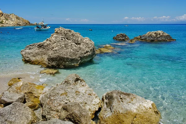 Modré vody pláž agios nikitas, lefkada — Stock fotografie