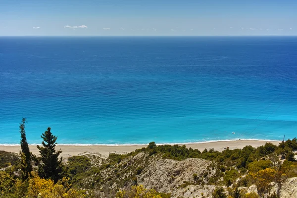 Acque blu della spiaggia di gialos, lefkada — Foto Stock