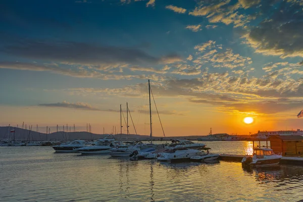 Solnedgång vid hamnen i Sozopol staden — Stockfoto