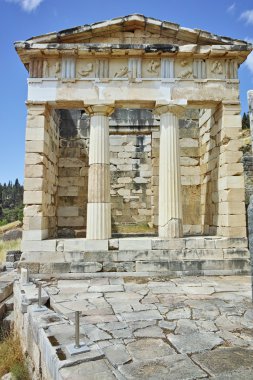 Atinalı Treasuryin antik Yunan arkeolojik sitesinin görünümünü Delphi