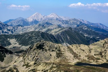 Kamenitsa tepe Pirin dağda şaşırtıcı görünümünden