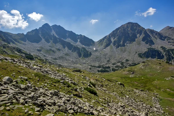 Yalovarnika και η κορυφή βουνό Πίριν δόντι — Φωτογραφία Αρχείου