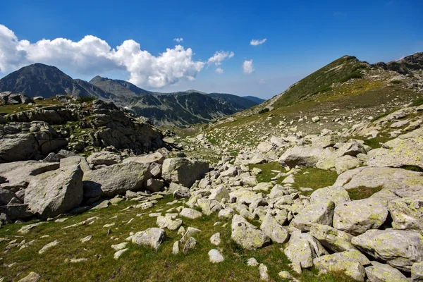 O dente e as bonecas picos em Pirin Mountain — Fotografia de Stock