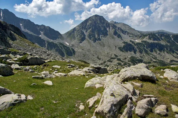 Panorama incroyable des sommets de la dent dans la montagne Pirin — Photo