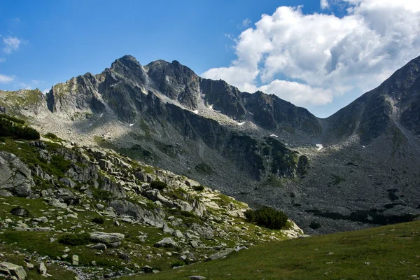 Amazing panorama of the Yalovarnika peaks in Pirin Mountain — Stock Photo, Image