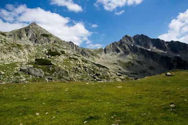 Wspaniałą panoramę szczytów Yalovarnika w góry Pirin — Zdjęcie stockowe