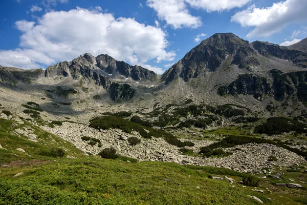 Increíble panorama de los picos de The Tooth y Yalovarnika en la montaña Pirin — Foto de Stock