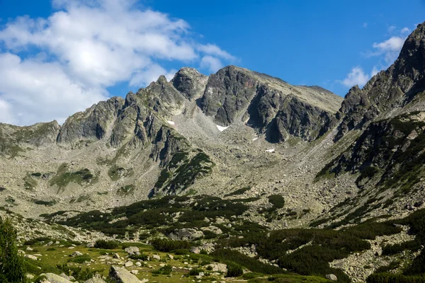 Úžasné panorama Yalovarnika vrcholů v pohoří Pirin — Stock fotografie