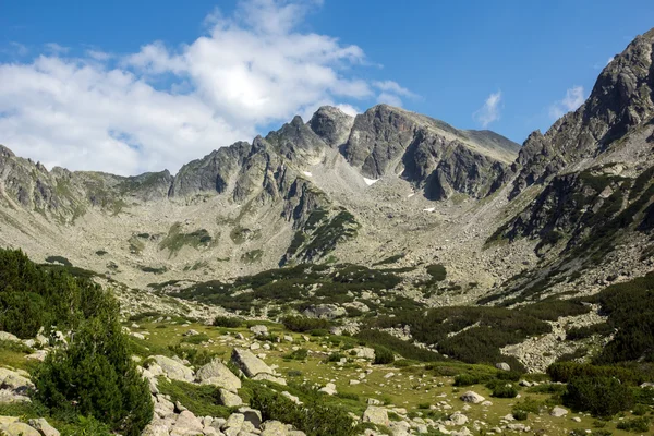 Wspaniałą panoramę szczytów Yalovarnika w góry Pirin — Zdjęcie stockowe