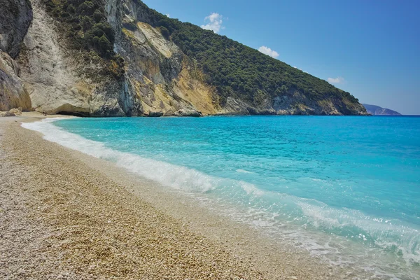 Błękitne wody z pięknym Myrtos beach, Kefalonia, Wyspy Jońskie — Zdjęcie stockowe