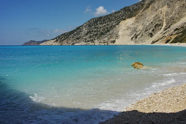 Блакитна вода красивого пляжу Myrtos, Kefalonia — стокове фото