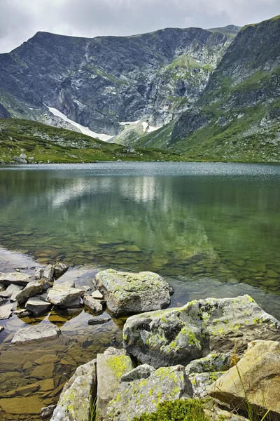 Reflejo de la Montaña Rila en el lago Trefoil, Los Siete Lagos Rila — Foto de Stock