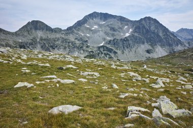Bulutlar üzerinde Kamenitsa tepe, Pirin Dağı