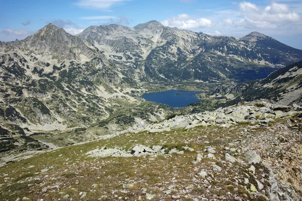 Lago Popovo e pico de Polezhan, vista do pico de Dzhano, Pirin Mountain — Fotografia de Stock