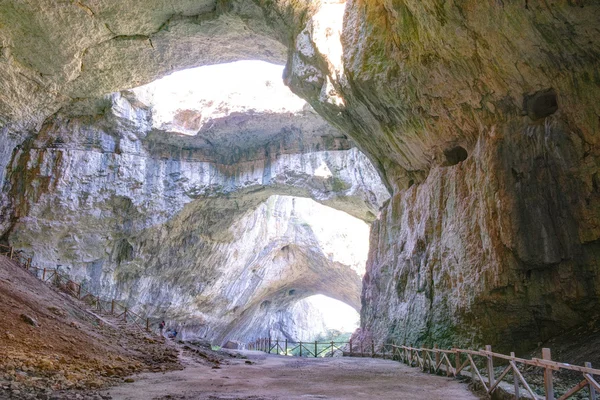 Dewetaschka-Höhle im Inneren der Stadt Lowetsch — Stockfoto