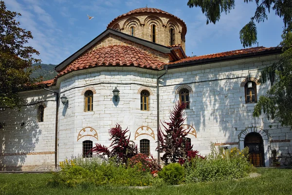 Colombe blanche volant au-dessus de l'église principale, monastère de Bachkovo — Photo