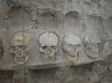 Kafatası Kulesi (Cele Kula) - Sırbistan 'ın Niş kentinde 1809 yılında çıkan ayaklanmadan sonra ölü Sırp savaşçıların 952 kafatasından inşa edildi